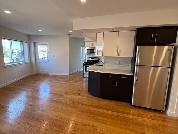 2nd image of 2822 Astoria Blvd #4