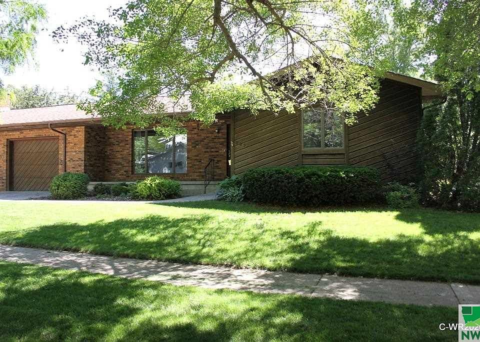 1st image of 323 Michigan St