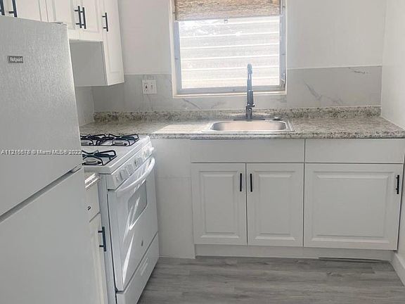 4th image of 325 Surfside Blvd #11