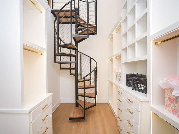 3rd image of 211 W 34th St