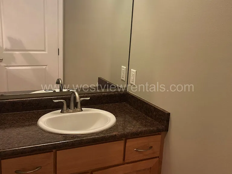 200 E Maple St — Photo 94