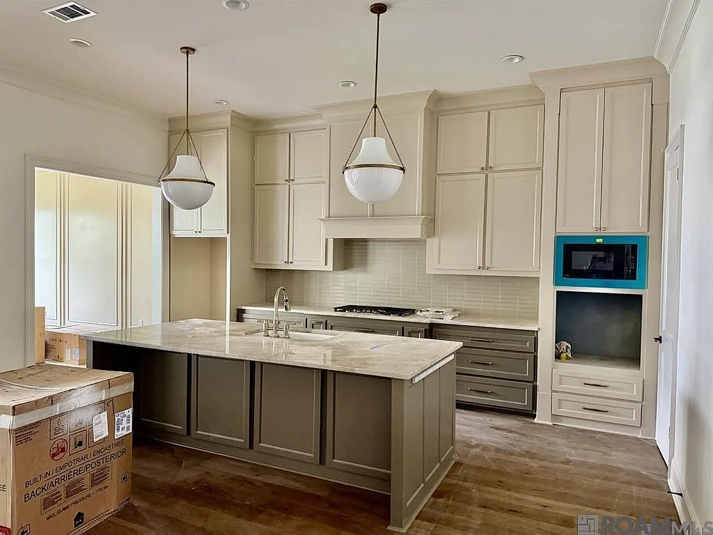 3 bed, 2320 sqft, $4,200 — Photo 3