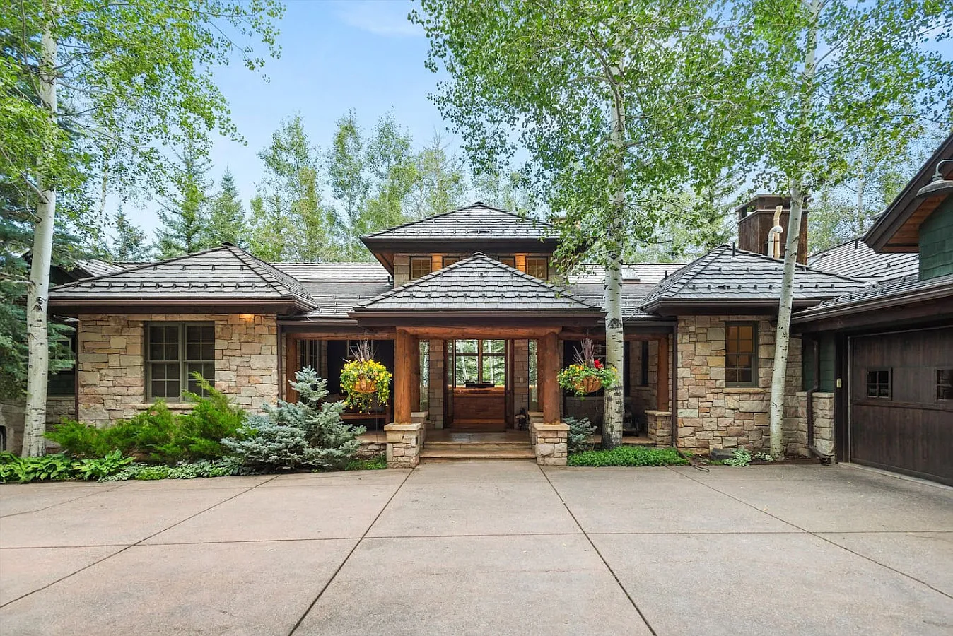 6 bed, 6050 sqft, $100,000 — Photo 1