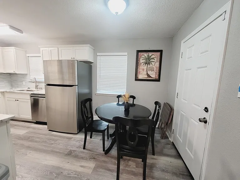 1906 Karen Ln — Photo 4
