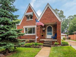 2222 Ridgemont Rd, Grosse Pointe Woods, MI 48236