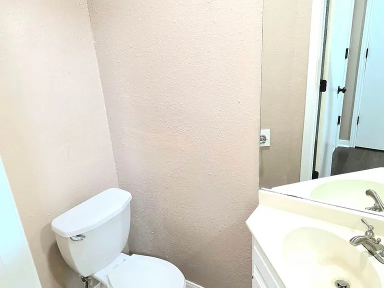 2912 Stewart Dr — Photo 9