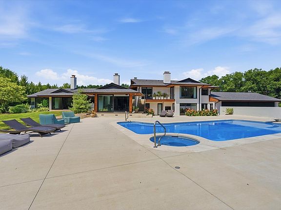 2nd image of 215 Woodhaven Ln