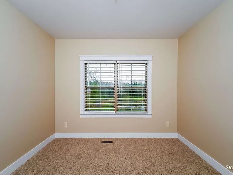 925 Clover Cir — Photo 12