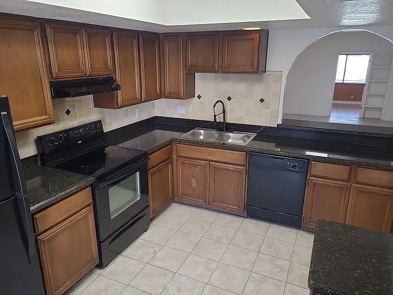 552 N Emerson St — Photo 2