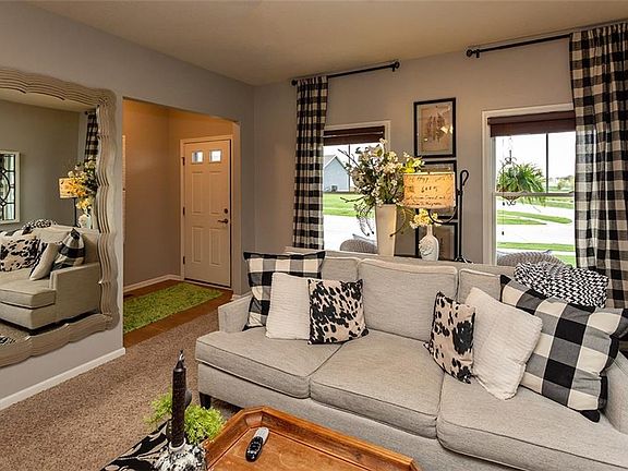 4th image of 305 SE Sagewood Cir