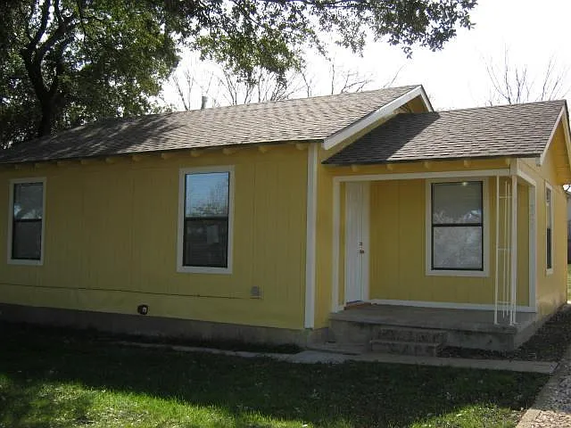Front entrance - 206 W Robin Ln