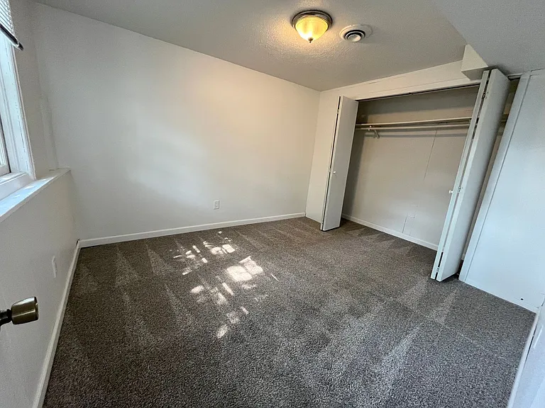 925 W 12th St — Photo 17