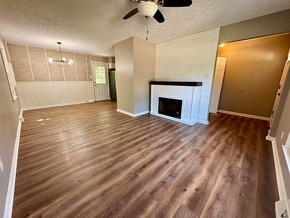 3rd image of 610 Cottonwood Dr