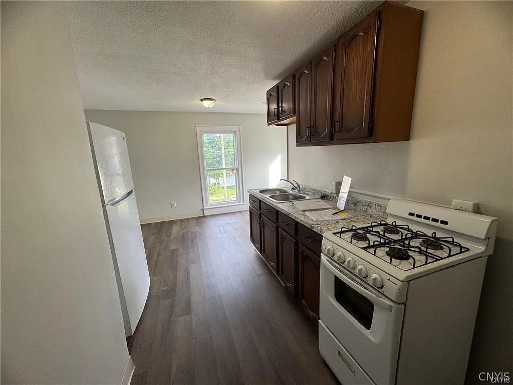 2 bed, 1.0 bath, 750 sqft, $1,200 — Photo 4
