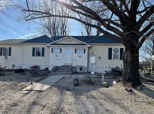 906 E 2800th Ave, Ramsey, IL 62080