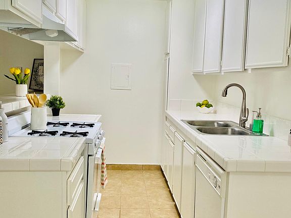 Kitchen with stove-oven and dishwasher