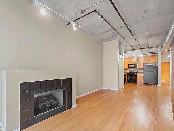 3rd image of 933 W Van Buren St APT 623