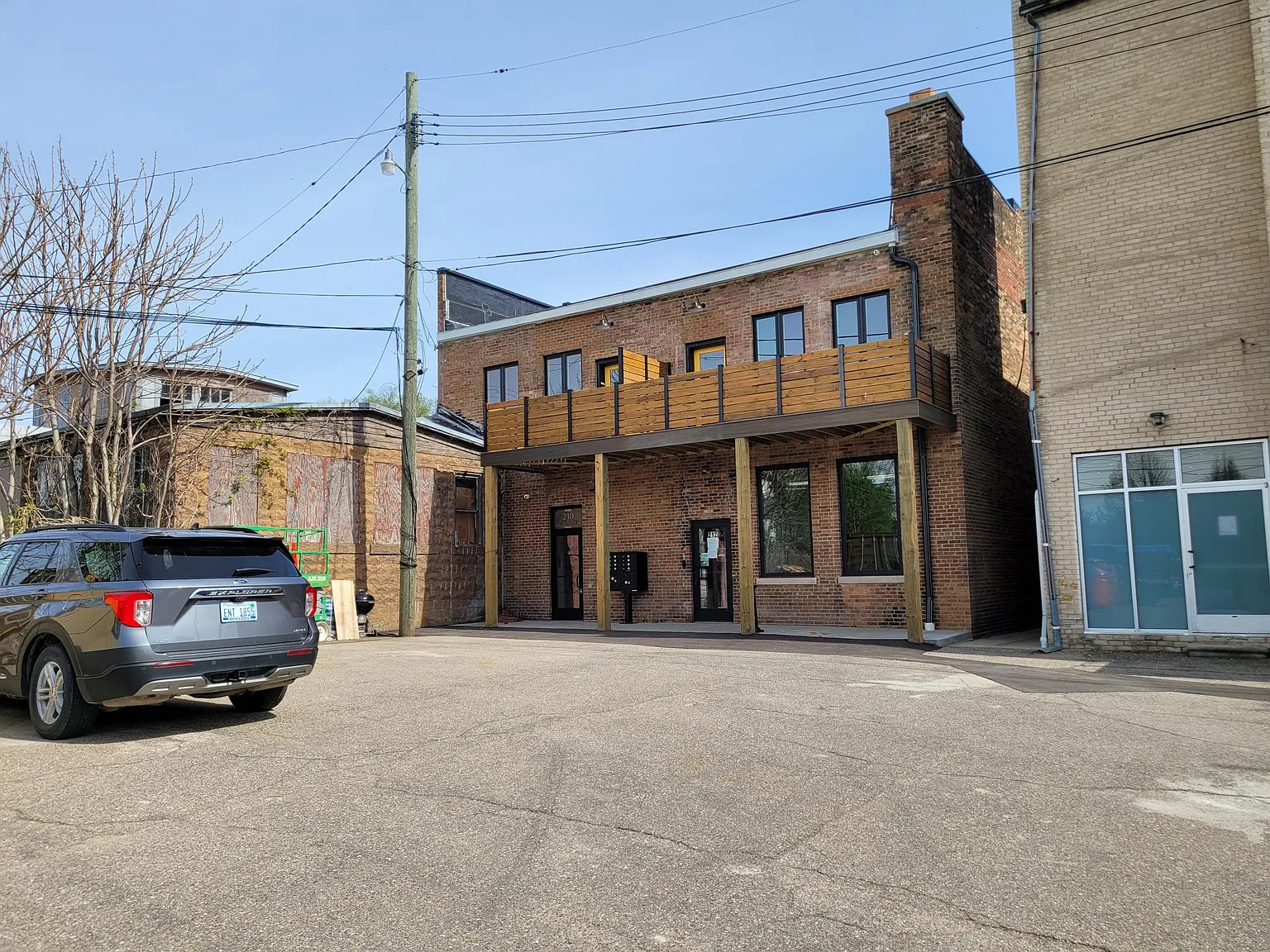 210 E Sibley St — Photo 2