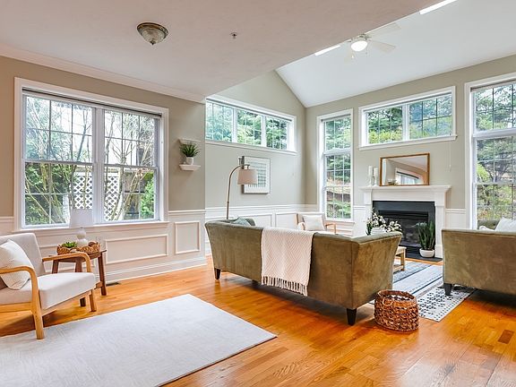 4th image of 432 Boxwood Ln