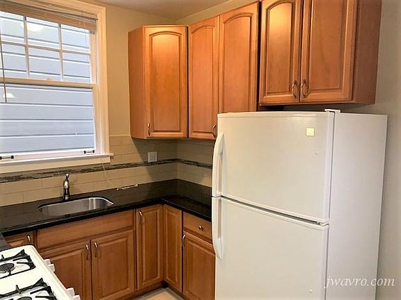 4th image of 1595 Greenwich St #24