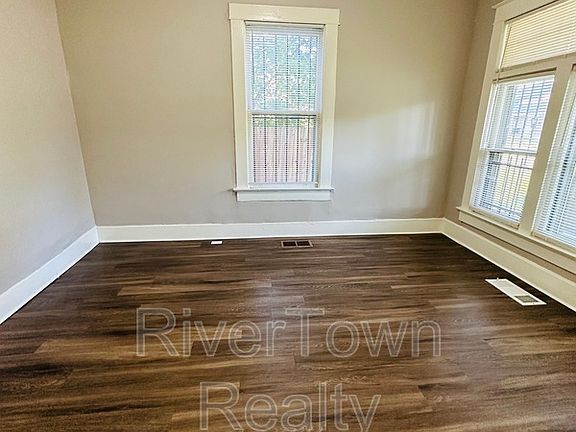 4th image of 1585 Waverly Ave