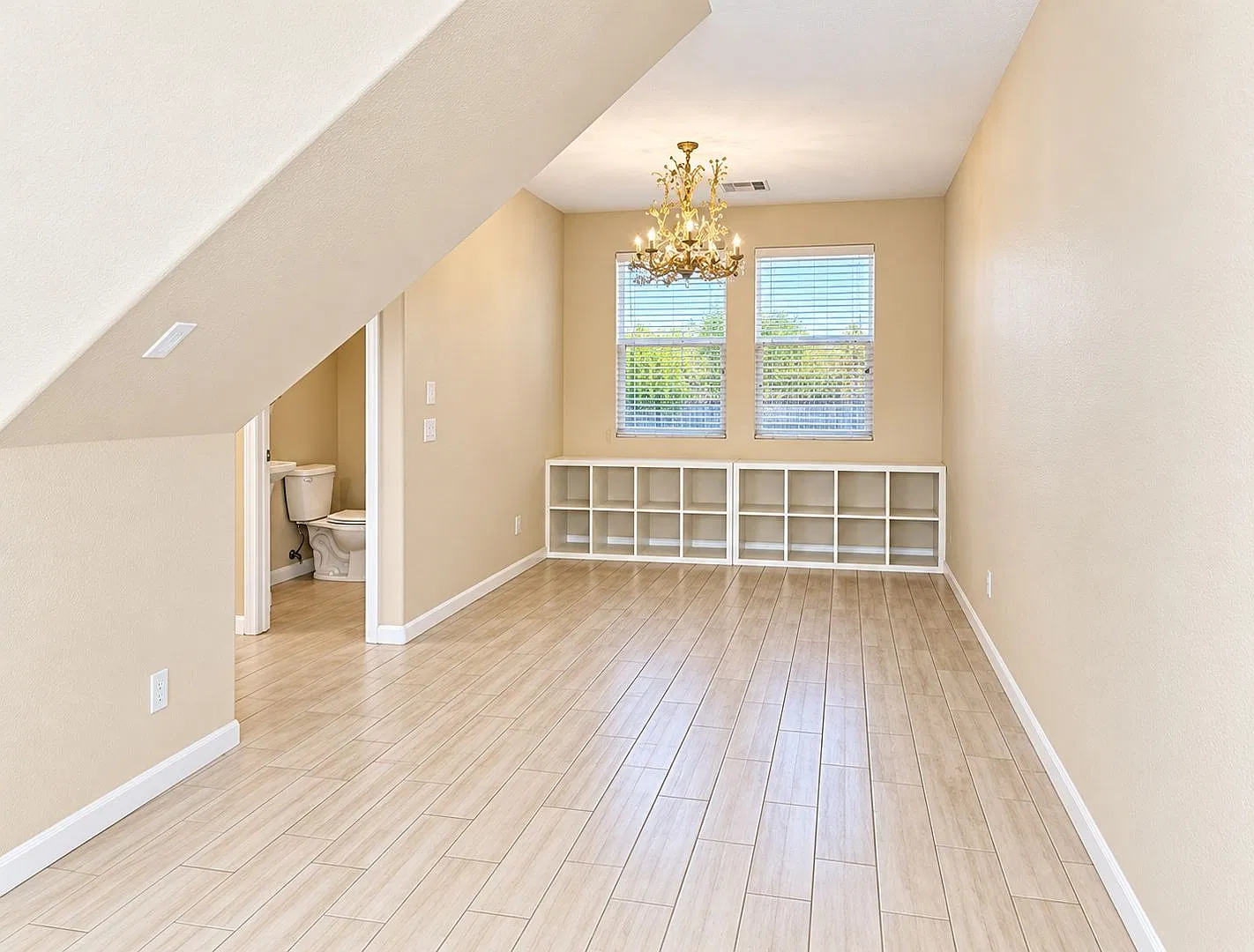 Newly Available in Desirable Community! 4bed 2.5bath — Photo 4