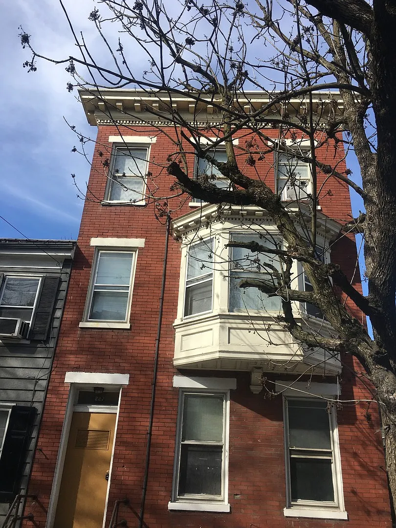 Available Now! Downtown York-Spacious 2 Bedroom/1 Bath, Laundry — Photo 1