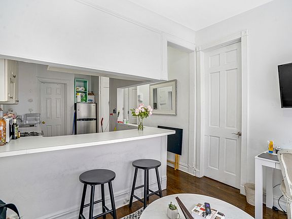 3rd image of 204 W 88th St #4G