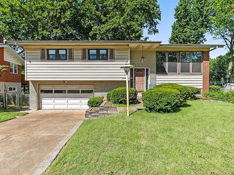 9843 Briarstone Dr — Photo 1