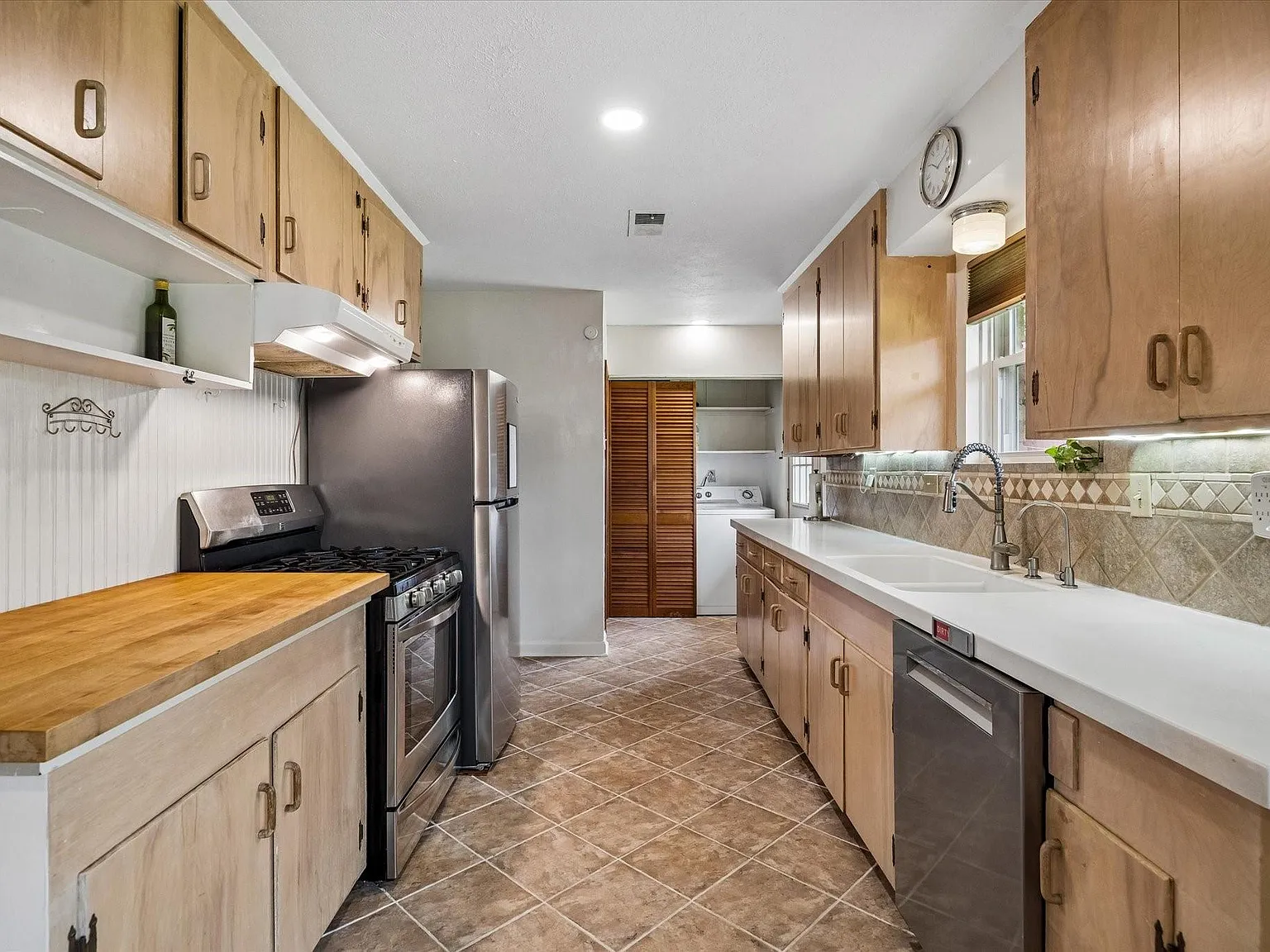 3 bed, 1.5 bath, 1394 sqft, $2,300 — Photo 2