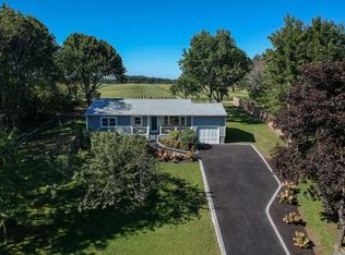 33 Baiting Hollow Ln, Calverton, NY 11933
