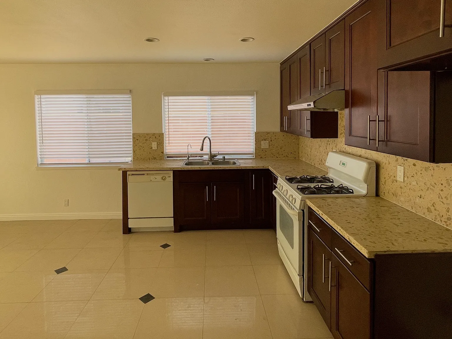 3 bed, 1251 sqft, $3,300 — Photo 3