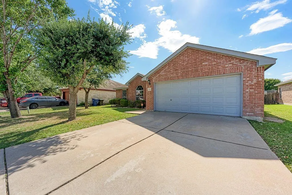 3 bed, 2.0 bath, 1671 sqft, $2,050 — Photo 3