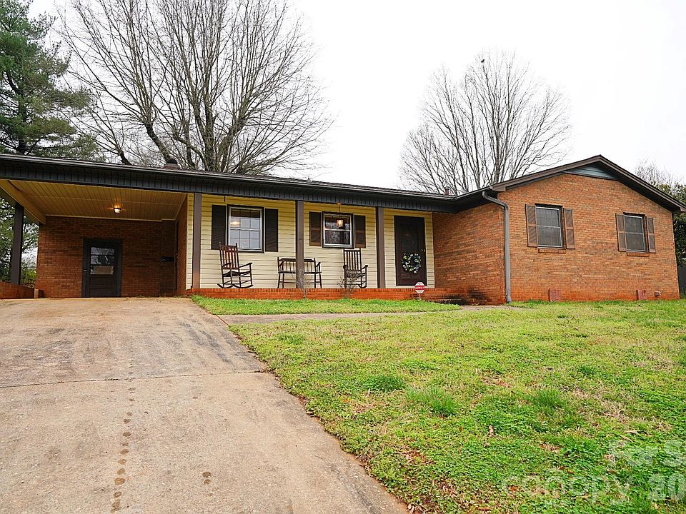 1st image of 915 Woods Dr