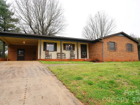 915 Woods Dr, Statesville, NC 28677