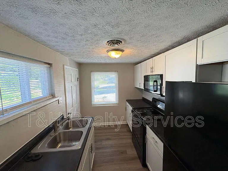 220 Walker St — Photo 7