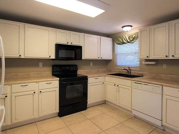 5th image of 147 Lucerne Dr