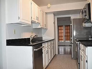 4th image of 4824 Bradley Blvd