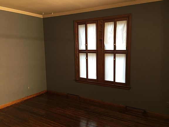 3rd image of 2526 University Ave NE #1