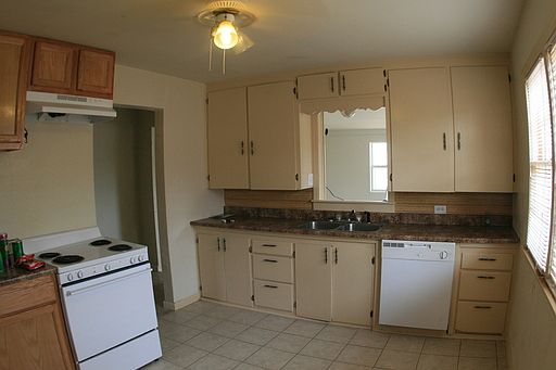 3rd image of 1109 Gidding St