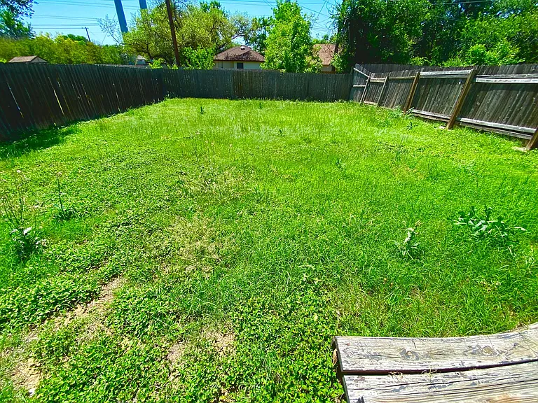1703 Sylvia Ln — Photo 13