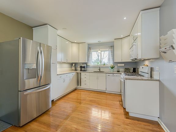 3rd image of 23W438 Greenbriar Dr