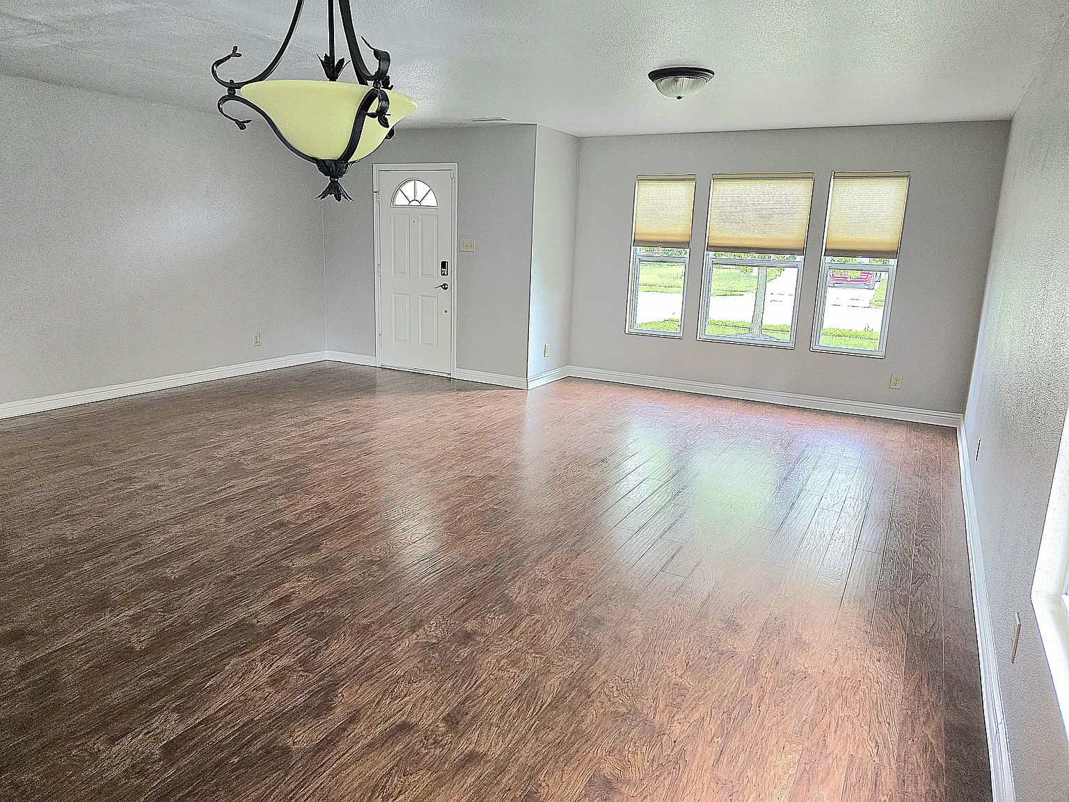 5 bed, 3.5 bath, 3570 sqft, $2,400 — Photo 2