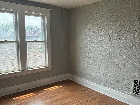 5th image of 412 19th St #2