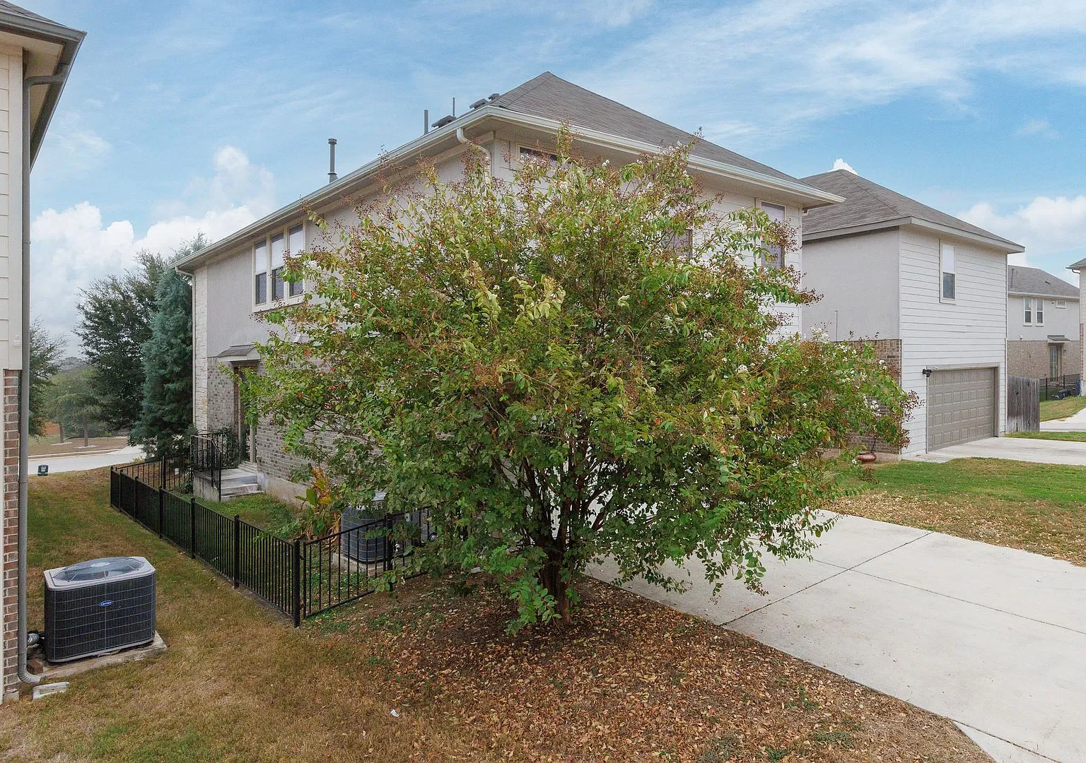 Spacious 3-Bedroom Home with Upstairs Game Room, Hardwood Floors & Upgraded Garage! — Photo 2