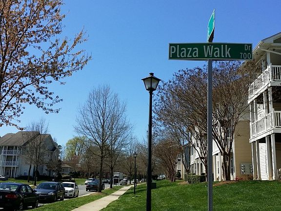5th image of 832 Plaza Walk Dr