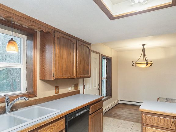 4th image of 1088 Eliz St