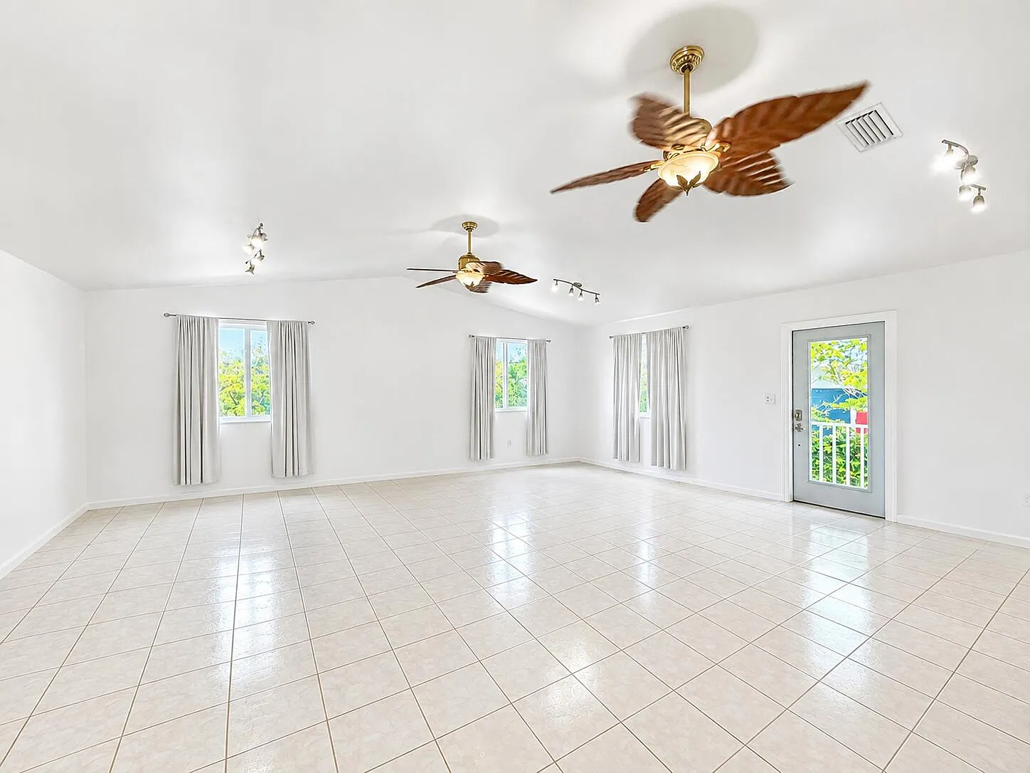 3 bed, 2.0 bath, 1525 sqft, $3,500 — Photo 2