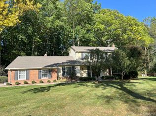 5586 Hunters Gate Dr, Troy, MI 48098