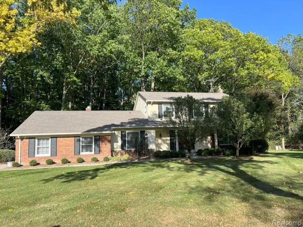 5586 Hunters Gate Dr, Troy, MI 48098